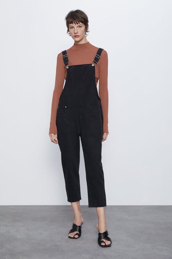 Con bajo midi y acabado de efecto deshilachado, de Zara (39,95 €)