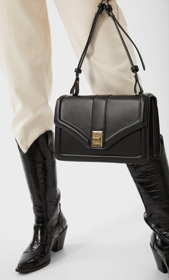 En negro y en camel claro, esta bonita bandolera de Stradivarius tiene cierre dorado en la solapa y asa de hombro. De 19,99 euros ha pasado a 9,99 euros.