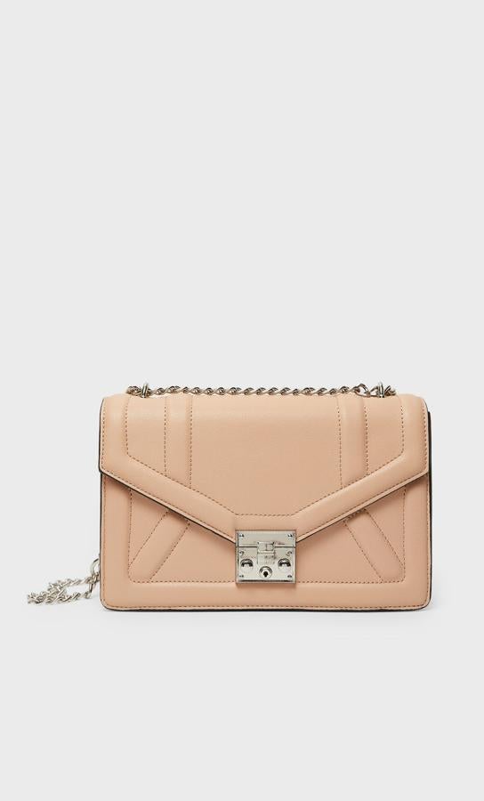 Con asa de hombro tipo cadena, esta bandolera de Stradivarius con cierre metálico plateado está disponible en rosa y negro y puedes comprarla al 50%, de 19,99 euros ha pasado a costar 9,99 euros.