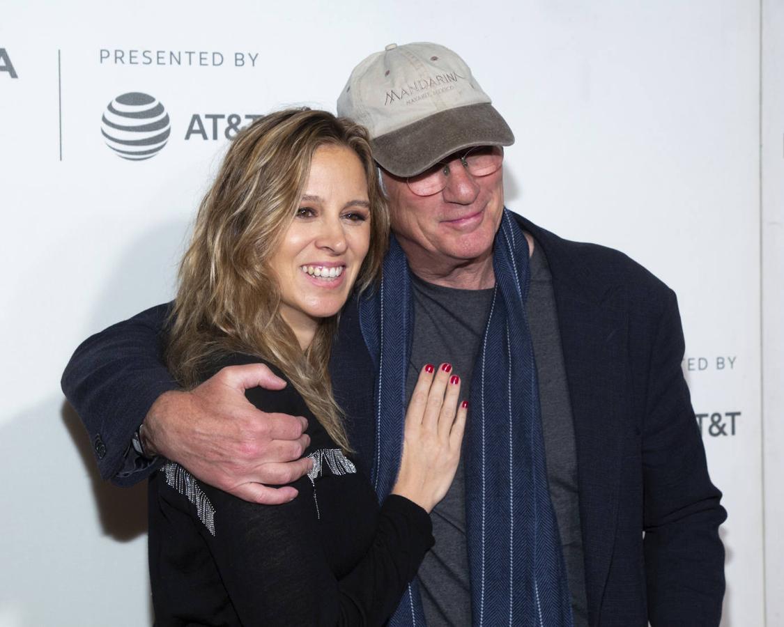 La historia de amor entre Alejandra Silva y Richard Gere saltó a la prensa del corazón en 2014. Hoy, no solo están casados, sino que están esperando su segundo hijo en común.