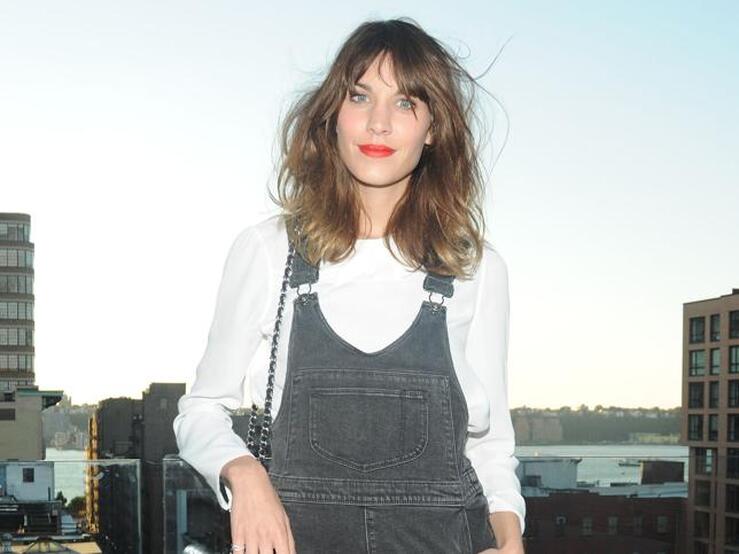 Fotos: Esta es la prenda que Alexa Chung no se quita ni para estar en casa y que inspirará tus looks más cómodos
