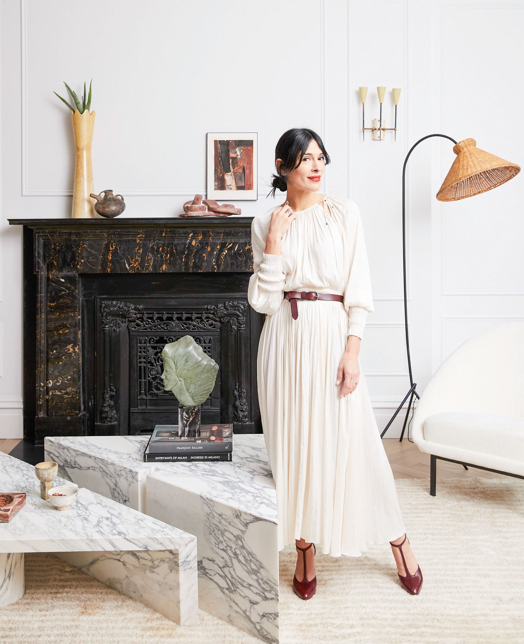 Durante 14 meses, ha viajado desde Nueva York a Los Ángeles, de Copenhague a Lyon para retratar los espacios que le inspiran. Y nos habla de sus propietarios y esos detalles que convierten una casa en un hogar. De ella aprendimos a poner arreglos con flores del campo, a iluminar con bombillas vintage de filamentos metálicos o a apreciar la cerámica japonesa. Ahora es el momento de descubrir cómo se inspira. Su varita mágica es un tablero de inspiración. En él reúne las cosas que le gustan. “Nunca quieres copiar el estilo de otra persona, pero todos estamos inspirados por otros. Así que, si comienzas a ver un tema recurrente en tres imágenes diferentes, piensas: ¿cómo puedo hacer que sea mío?”, confiesa. Palabra de gurú