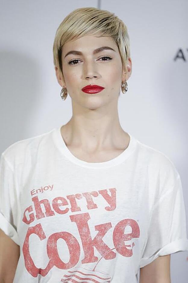 Úrsula Corberó llevó una decoloración con raíz negra al más puro estilo grunge.