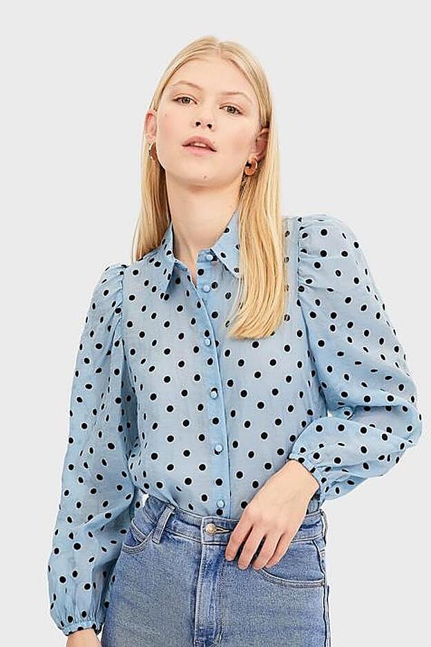 Blusa de lunares de Stradivarius.