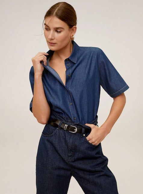 No descartamos la opción en manga corta que propone Mango. Ideal para sacarle partido este verano. (25,99 euros).