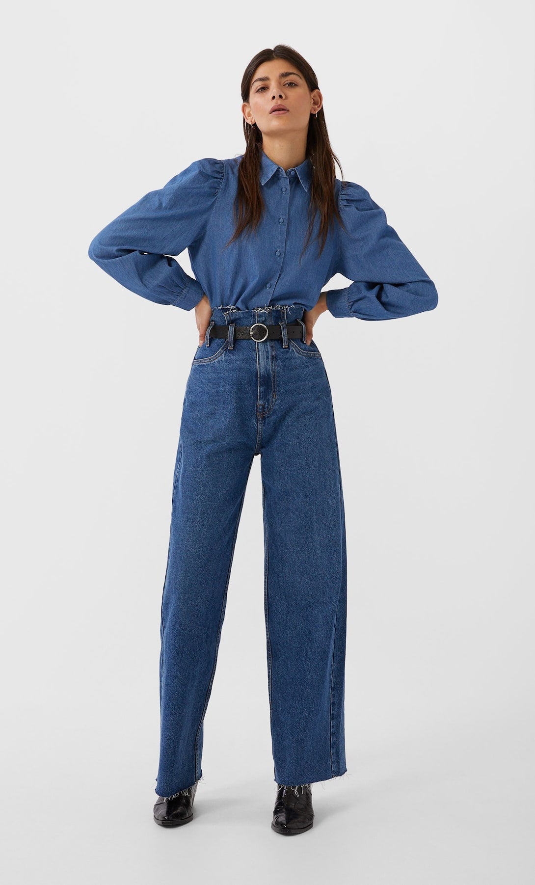 ¿Por qué prácticamente todas las firmas proponen combinar la camisa denim con vaqueros? Porque sienta de maravilla y porque es un conjunto ganador, como este total look de Stradivarius con diseño de mangas abullonadas. (19,99 euros).