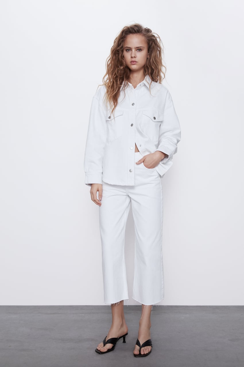 En nuestro intento de copiar el look de Nuria Roca, no podía faltar una camisa denim en tono blanco, el tono del verano por excelencia que vestiremos en las noches de verano más esperadas. Ficha esta de Zara. (25,95 euros).