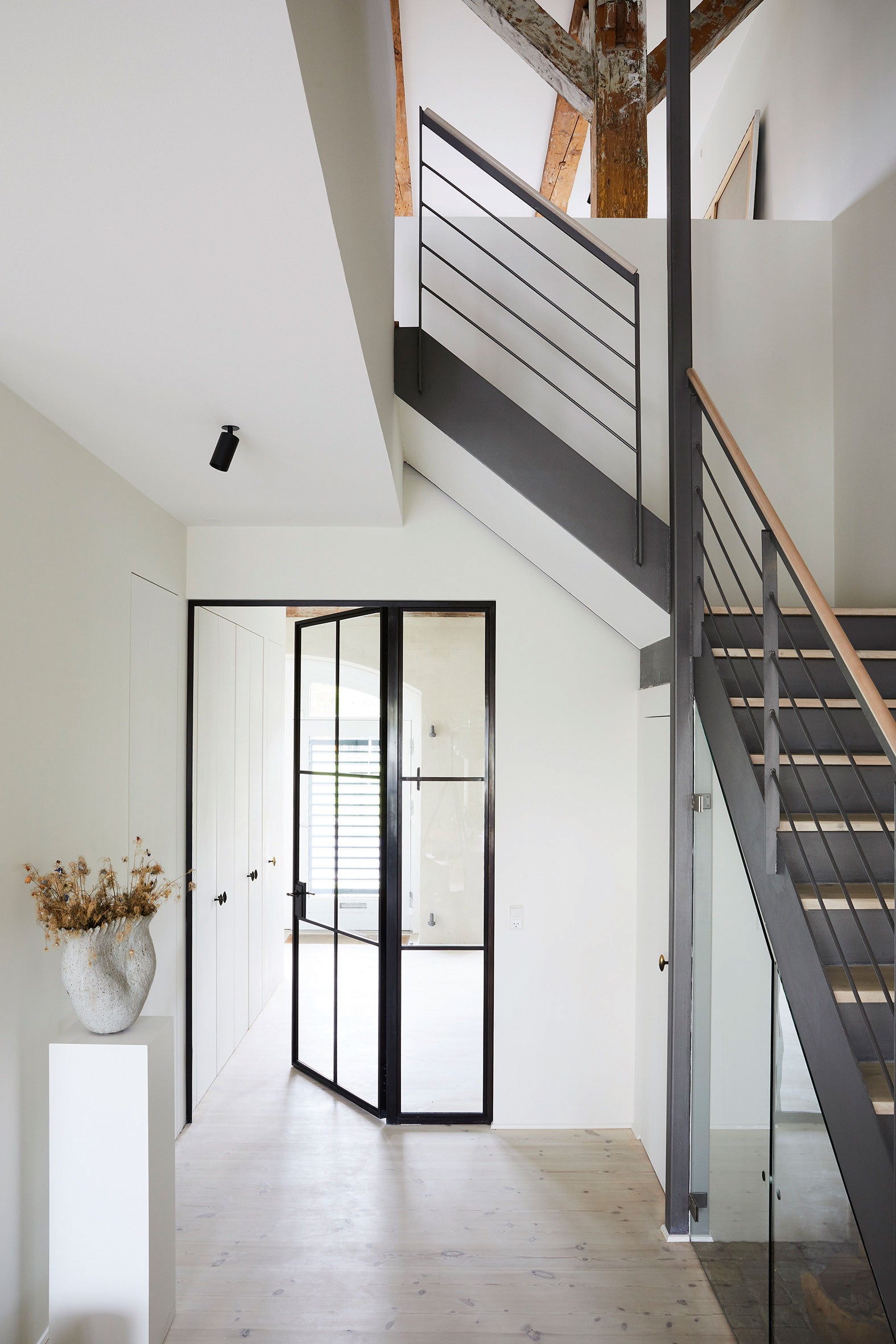 Si hay poca luz (vive en Copenhague), recomienda suelos claros y dividir con elementos transparentes, como puertas de cristal.