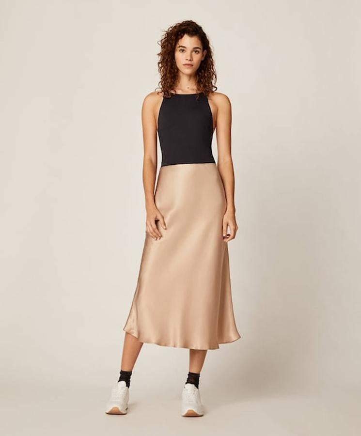 Falda satinada en color bronce (29,99 euros).