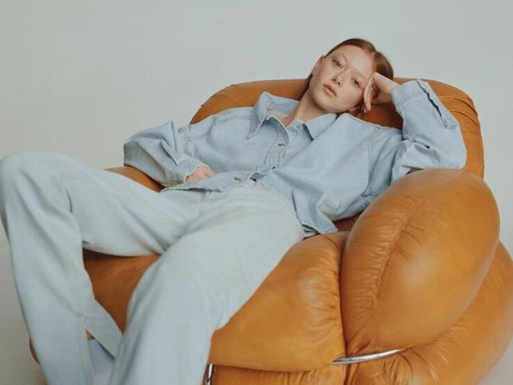 Fotos: Las nueve camisas vaqueras que mejor sientan para copiar el look más rejuvenecedor y cómodo de Nuria Roca