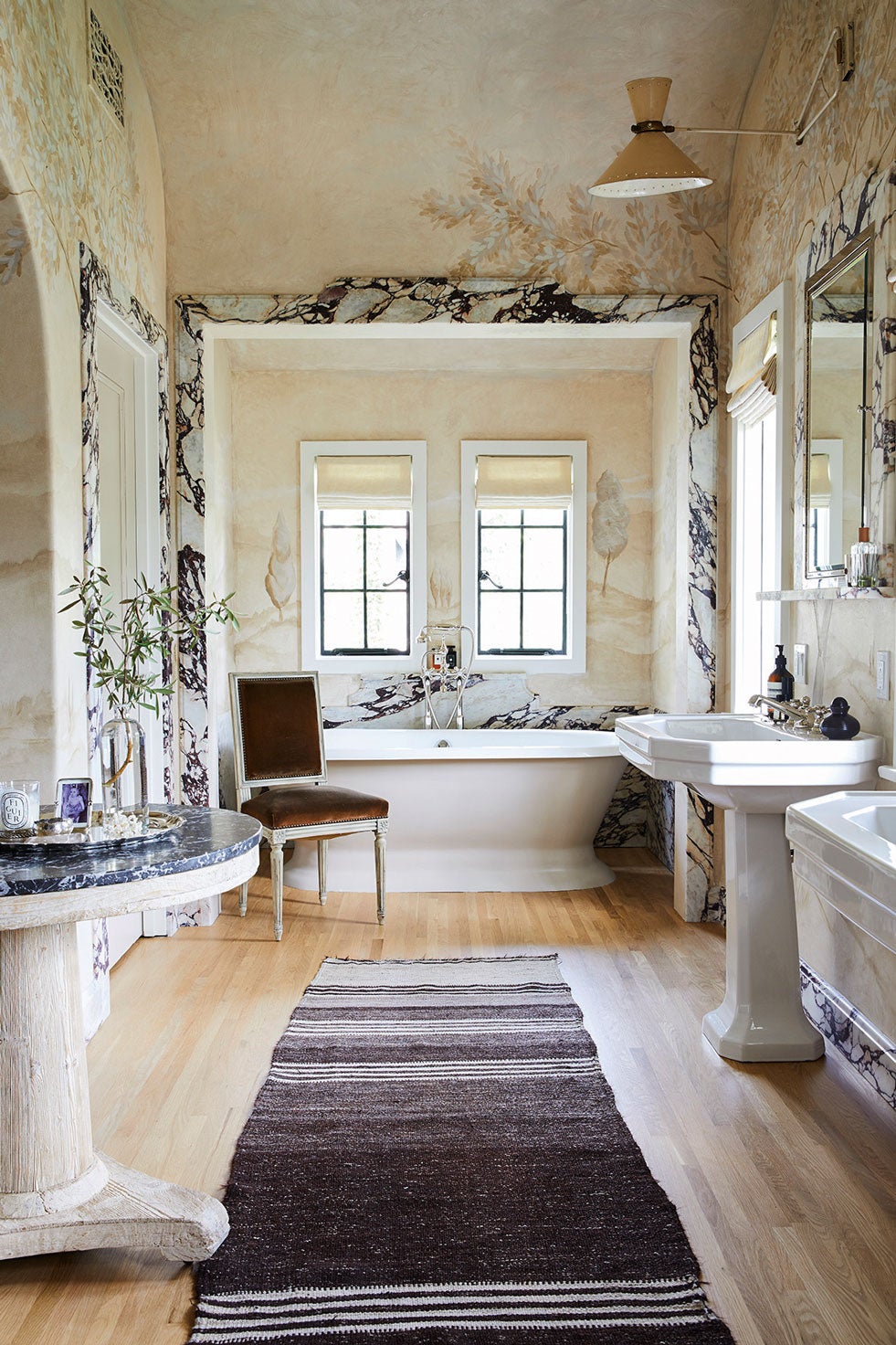 Si te apuntas a las mezclas, recuerda el mejor truco para que una silla estilo Luis XVI, unos apliques provenzales y un mueble escandinavo funcionen juntos: usar una gama de color controlada.