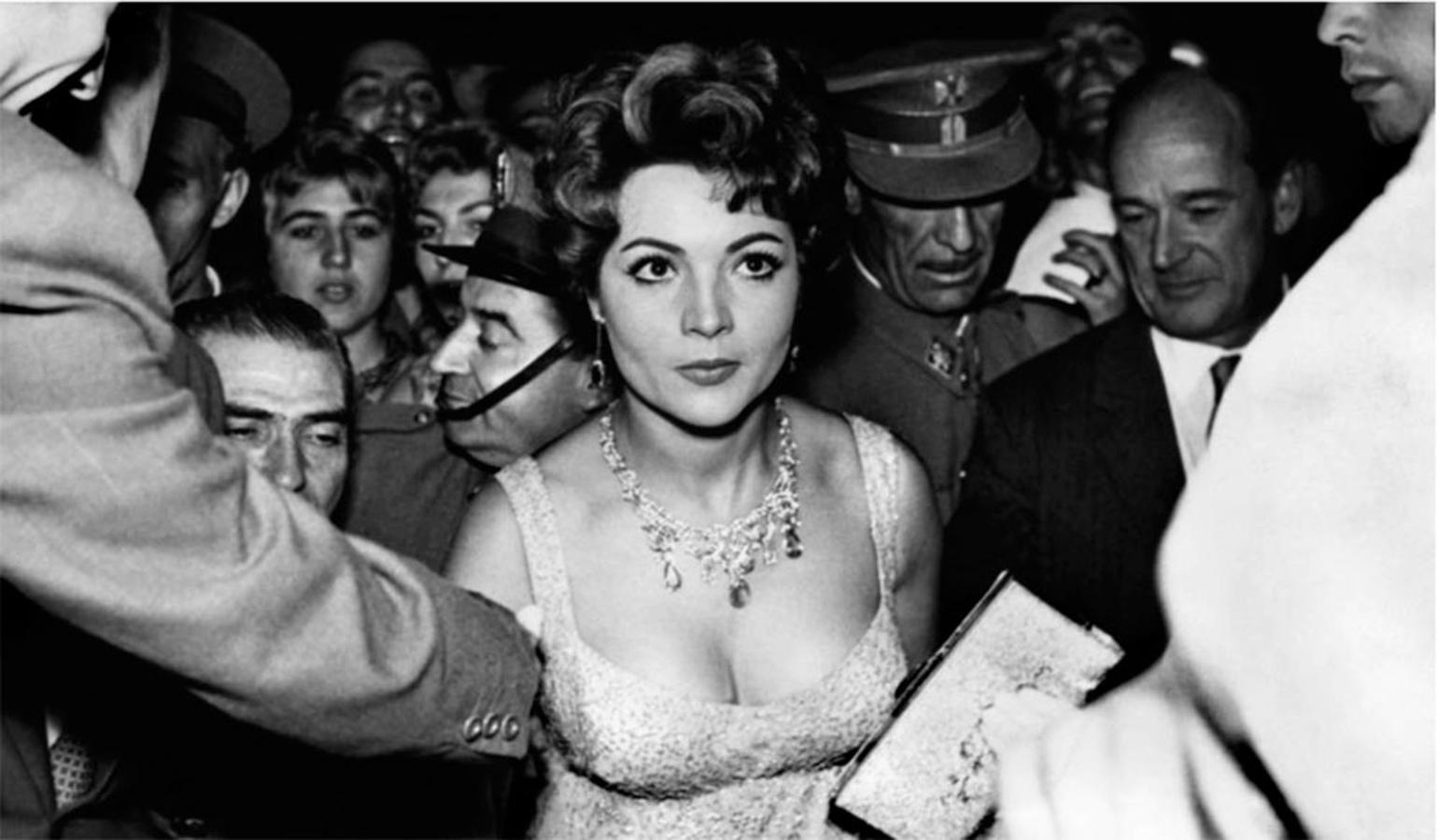 La actriz pionera en esto de encontrar el amor en Hollywood, fue Sara Montiel. Conoció al director Anthony Mann en 1941, rodando 'Serenata'. Se casaron en 1955 y su matrimonio concluyó en 1963.