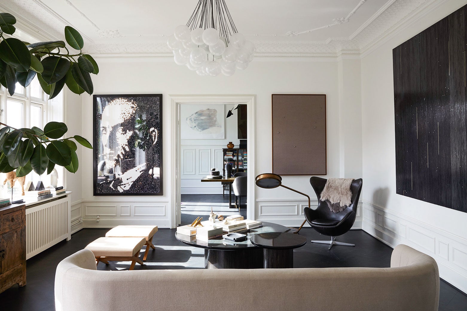 Aunque tengas una gran lámpara de techo, no dejes que la iluminación de la habitación dependa de ella. Coloca lámparas auxiliares para crear claroscuros.