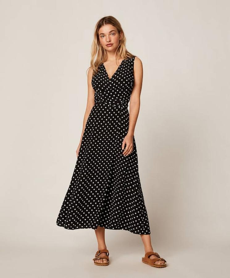 Vestido negro de topitos pequeños balncos, sin mangas y escote en pico (35,99 euros).