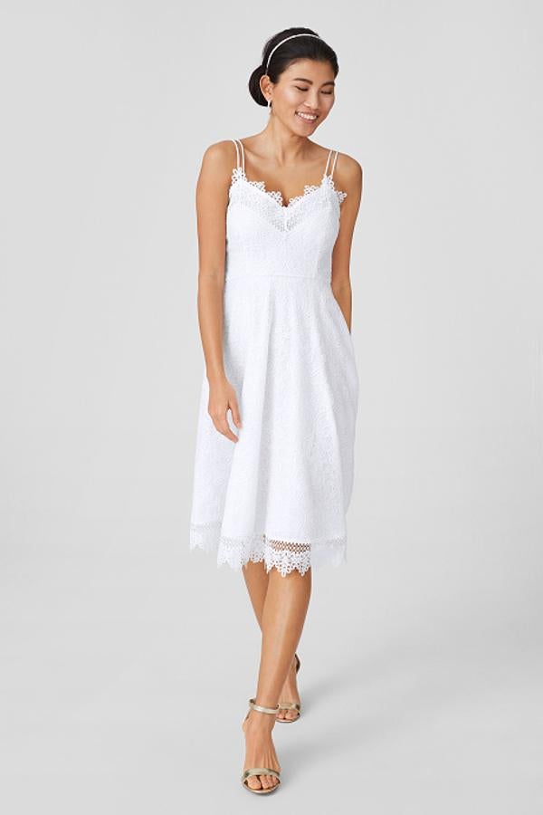 Vestido de novia corto con silueta femenina, encajes delicados y tirantes finos (149,90 euros).