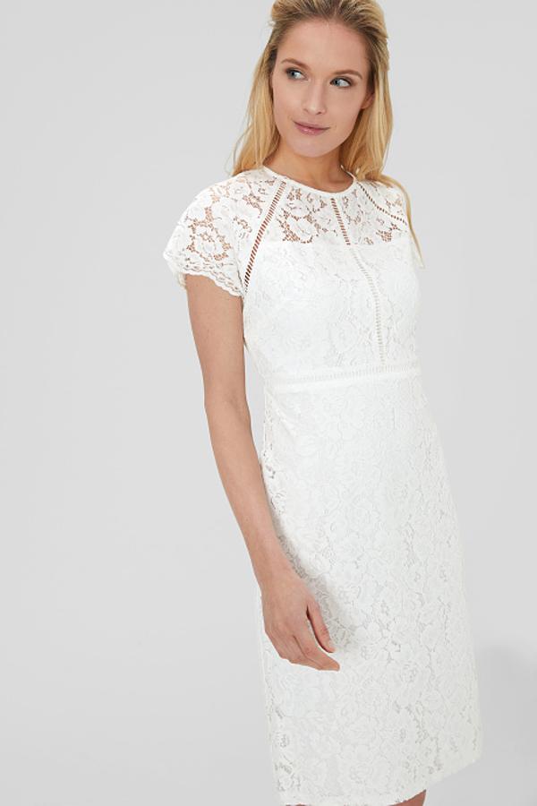 Vestido de novia cortos de diseño entallado realizado en encaje delicado (69,90 euros).