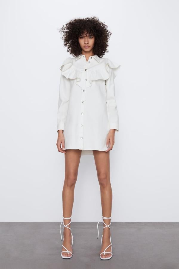 Vestido camisero con volante en el pecho de Zara (29,95 euros).