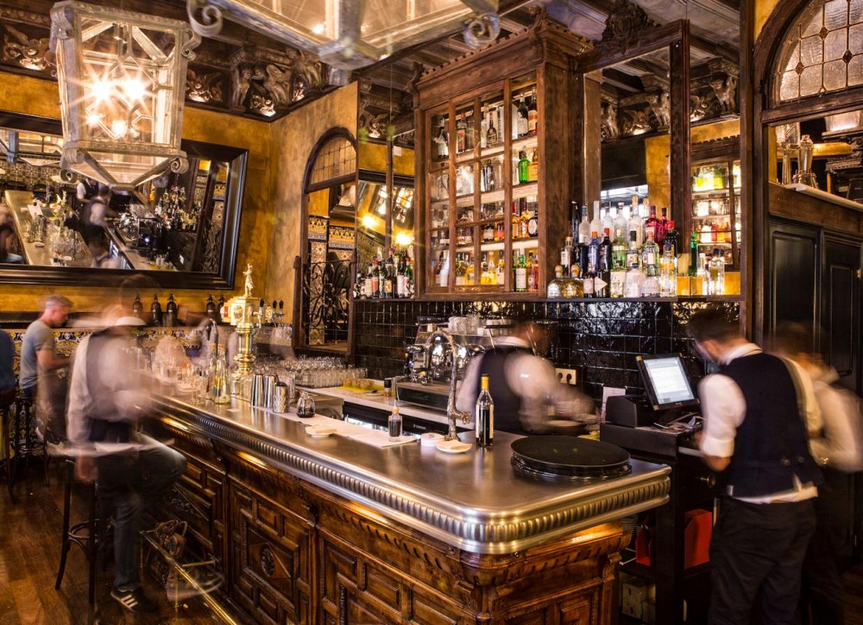 Otro proyecto del conocido bartender argentino Diego Cabrera es Viva Madrid. Situado muy cerca de Salmón Gurú, Cabrera ha recuperado un local tradicional cañí y en él ofrece exclusivos cócteles desde el aperitivo con un telón de fondo castizo y canalla. Una vuelta de tuerca a la esencia madrileña a golpe de coctelera. Dónde: Calle Manuel Fernández y González, 7.