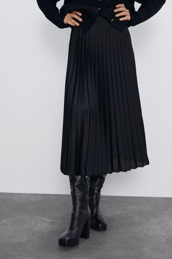 Para aquellas que se hayan quedado con las ganas de hacerse con una falda plisada en color negro, esta es su mejor oportunidad. Disponible entre las tallas M y XL, de 25,95 euros ha pasado a 12,99 euros.