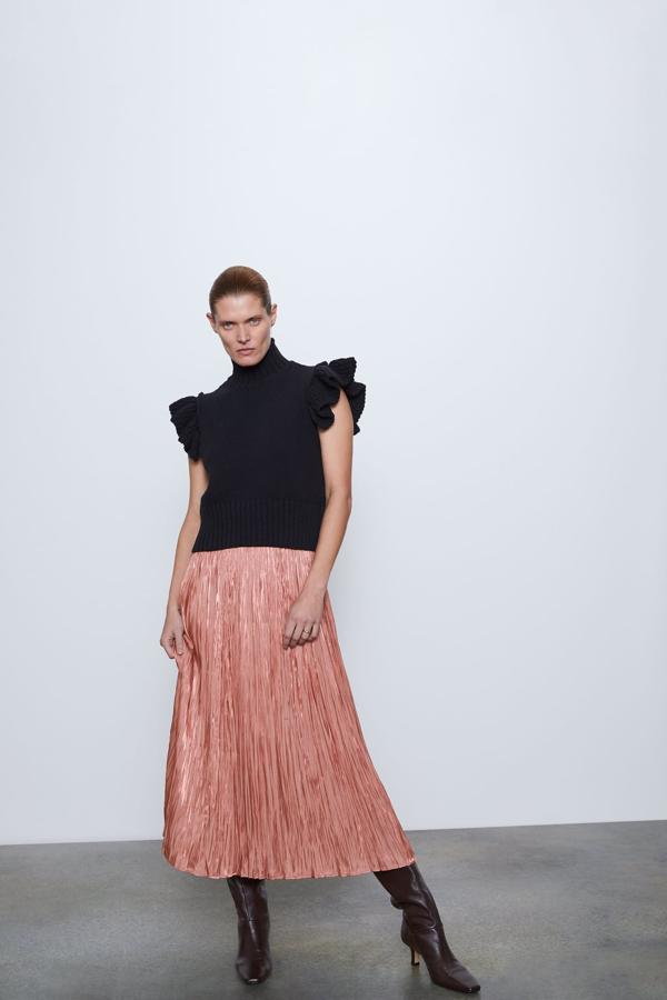 Con cintura elástica, esta falda rosa satinada con plisado arrugado costaba 25,95 euros y ahora cuesta 12,99 euros. Está disponible entre las tallas XS y L.