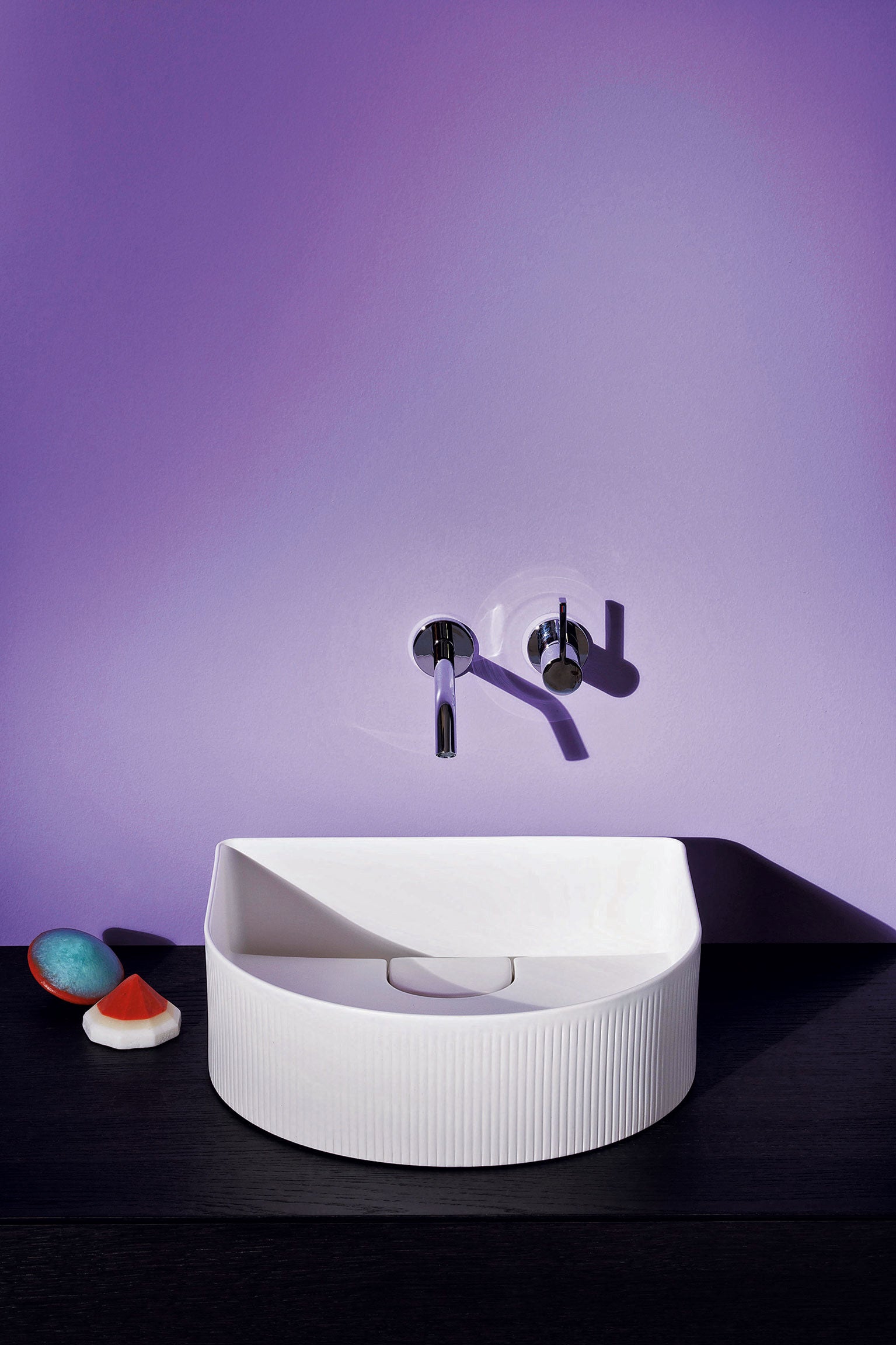 Desde que Laufen creó el material SaphirKeramik no hay límites para el diseño. Patricia Urquiola se ha divertido creando Sonar, la colección de baño más innovadora, resistente y fotogénica (laufen.es).