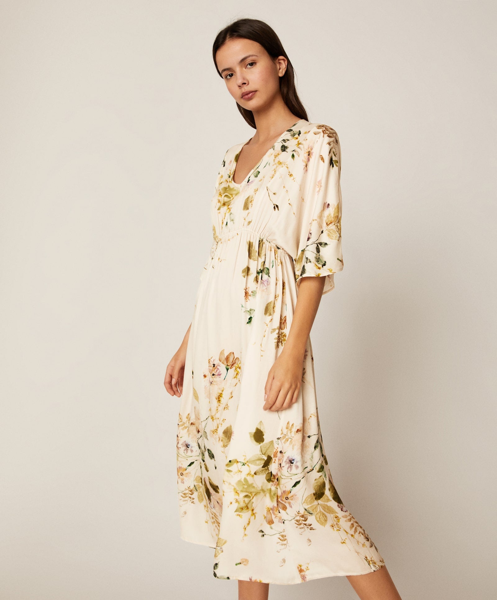 El estampado de flores silvestres de este camisón de Oysho con escote a pico y mangas holgadas nos ha conquistado, y no podemos parar de imaginarlo con unas sandalias de tacón para ser la invitada perfecta. (35,99 euros).