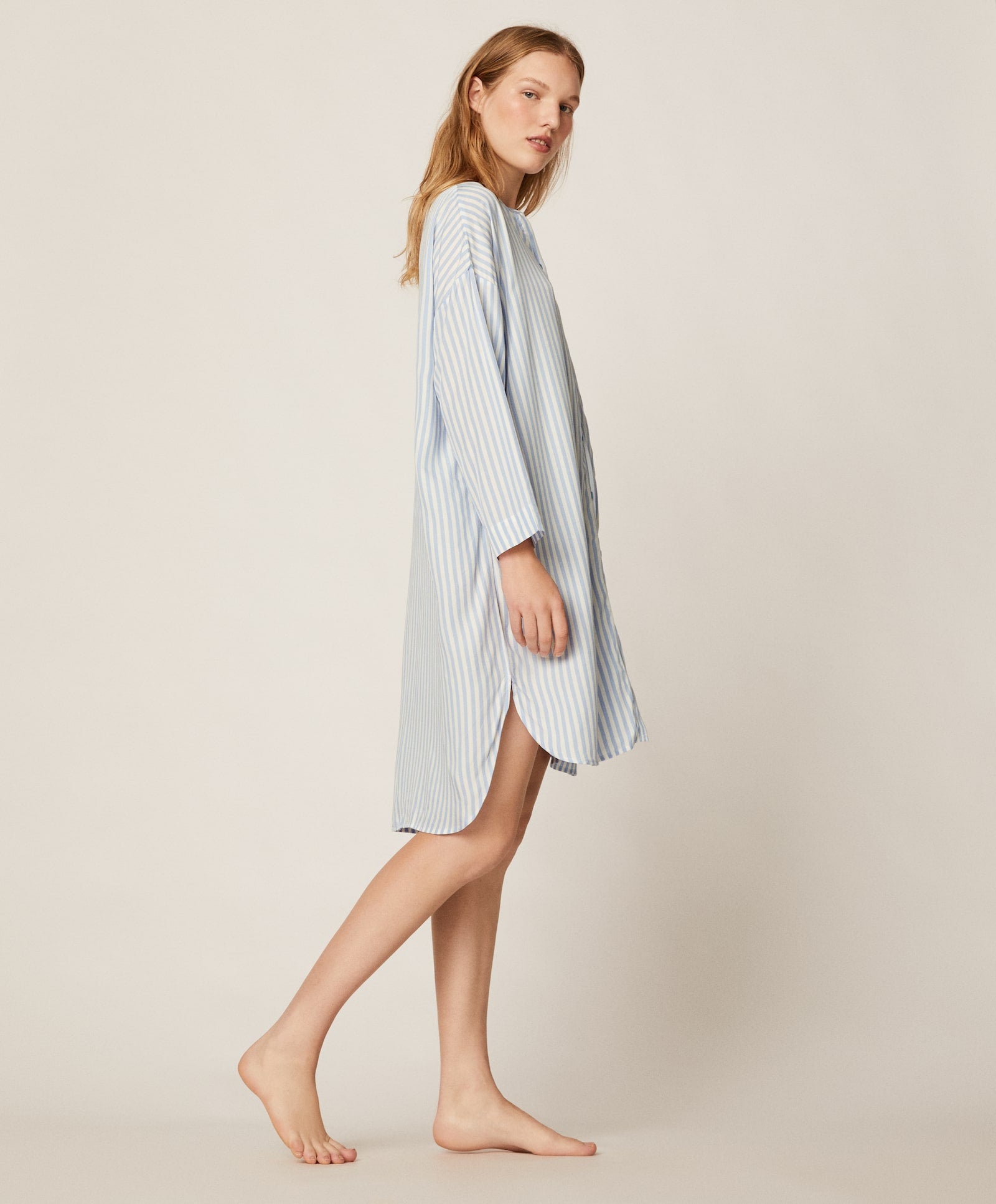 Ya no tendrás que quitarle a tu chico esa camisa masculina oversize que tan bien te sienta. Este camisón estilo camisero de rayas azul bebé es perfecto para estar por casa ¡y para volver a la calle cuando todo acabe! (19,99 euros).