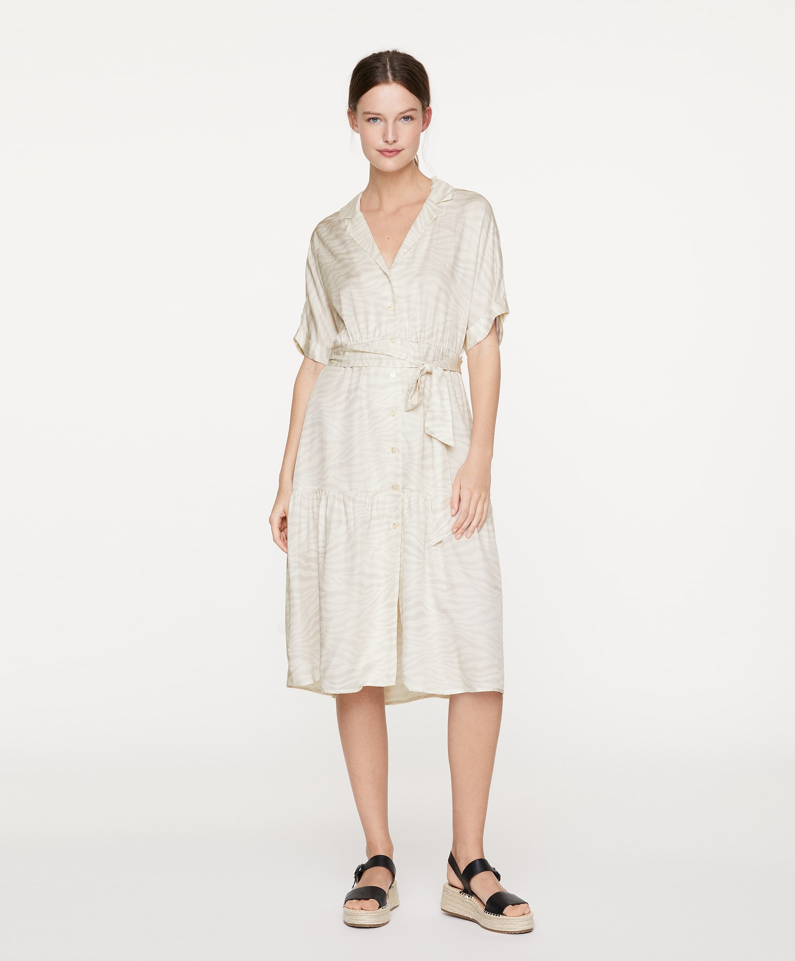 Camisón con estampado de cebra en tejido de satén, corte camisero, cierre de botones y cinturón para lucir tipazo. Perfecto para soñar con el verano. (29,99 euros).