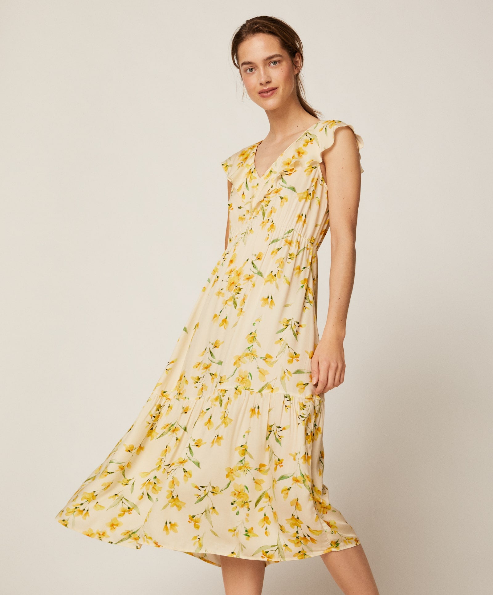 No puede haber más tendencia en estos momentos que un vestido midi con estampado de flores y volantes en el escote. Pero lo cierto es que sigue un camisón de Oysho por increíble que resulte. (29,99 euros).