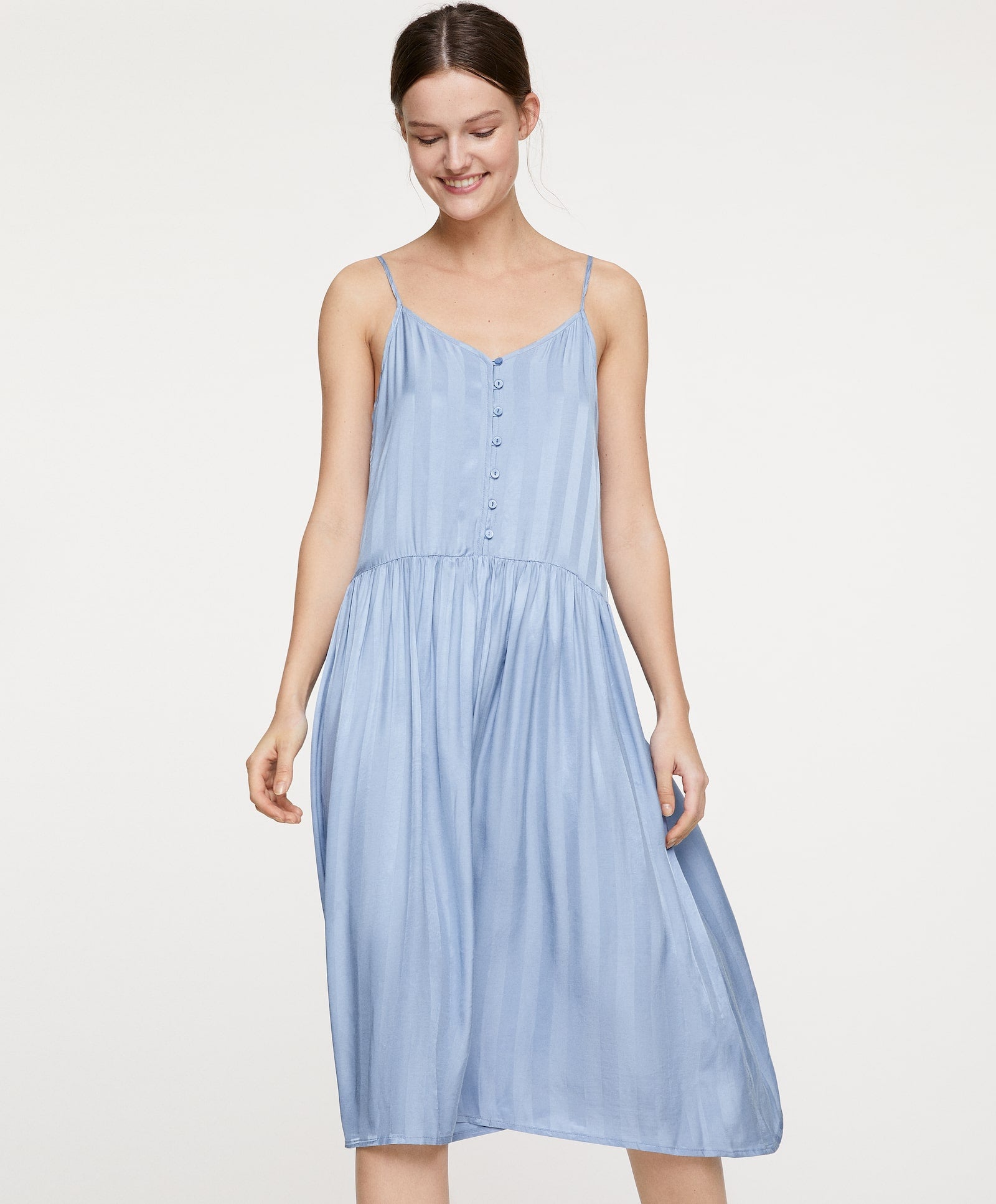 Este camisón de tirantes con escote a pico y cierre de botones es ideal para soportar las altas temperaturas con mucho estilo. (29,99 euros).