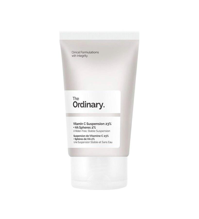 Contiene un 23 % de ácido L ascórbico puro de gran estabilidad, que se consigue al prescindir del agua en la fórmula. Además, incluye esferas deshidratadas de ácido hialurónico y vitamina C. Consigue alisar la superficie de la piel e iluminarla.  Vitamina C en suspensión 23 % + esferas de HA 2 % de The Ordinary  (5,55 €).