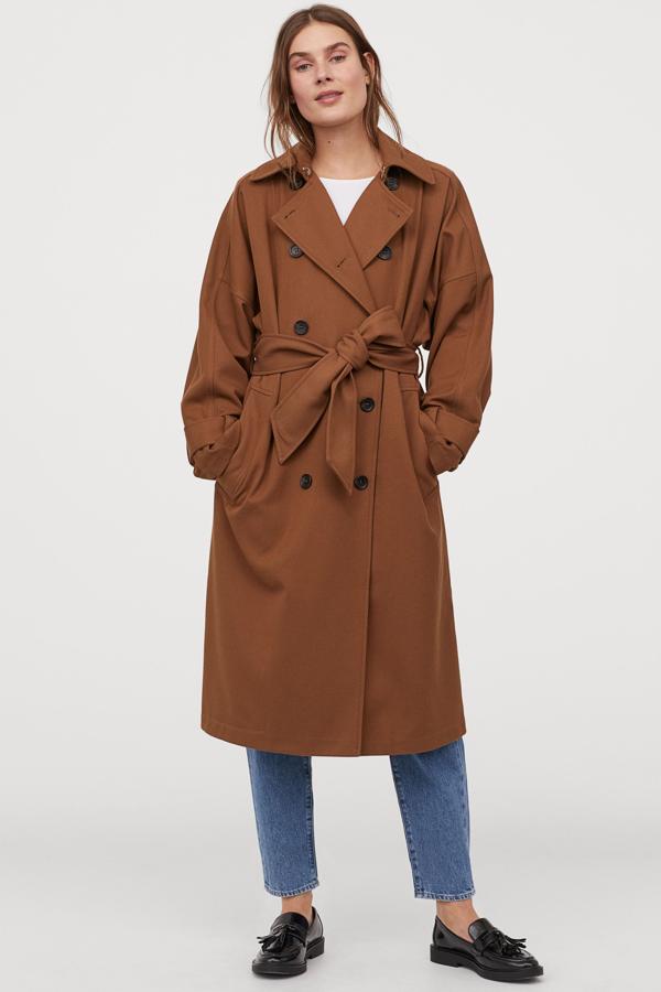 En H&M han querido apostar por una pieza de corte masculino para llevar abrochada para darle todo el estilo posible (89,99 euros).