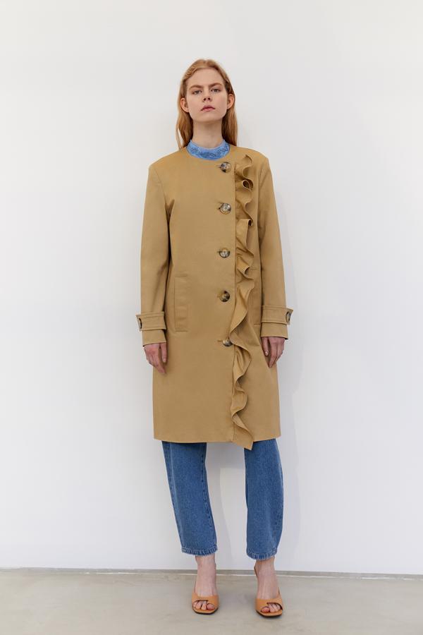 En Sfera se han puesto creativos y han creado este diseño de primavera con un volante en la parte delantera. ¡Nos encanta! (59,99 euros).