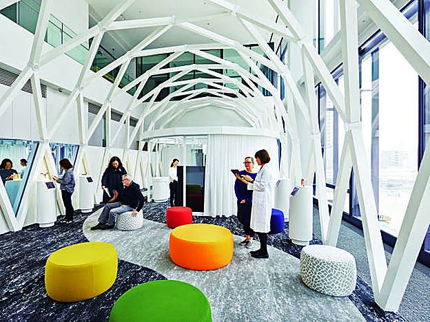 Conocido como S/Park, el Global Innovation Center (GIC) de Shisiedo en Yokohama es “el único laboratorio científico urbano del mundo con sus puertas abiertas al público”, explica Nathalie Broussard. En sus dos primeras plantas la gente de a pie interactúa con científicos e investigadores y aporta valiosa información sobre sus gustos, sus gestos y sus comportamientos beauty que Shiseido incluye en el desarrollo de sus tratamientos.