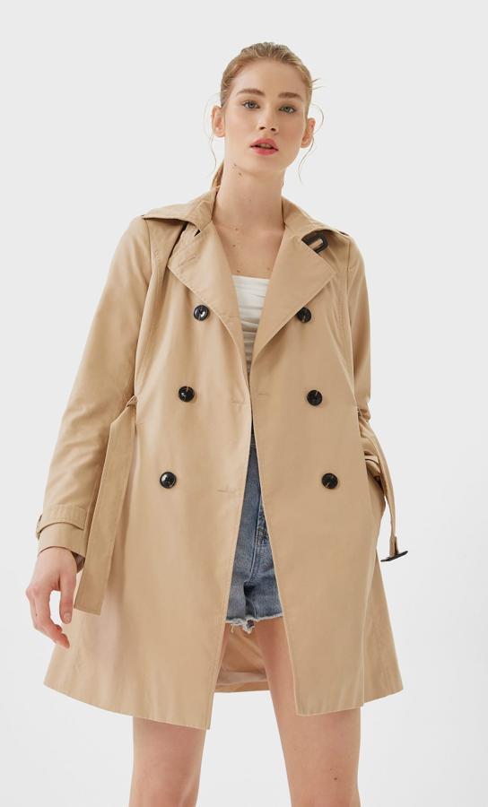 En Stradivarius no se han complicado mucho la vida así que si tú tampoco buscas mucho más, esta es tu gabardina. Más sencilla, imposible (29,99 euros).