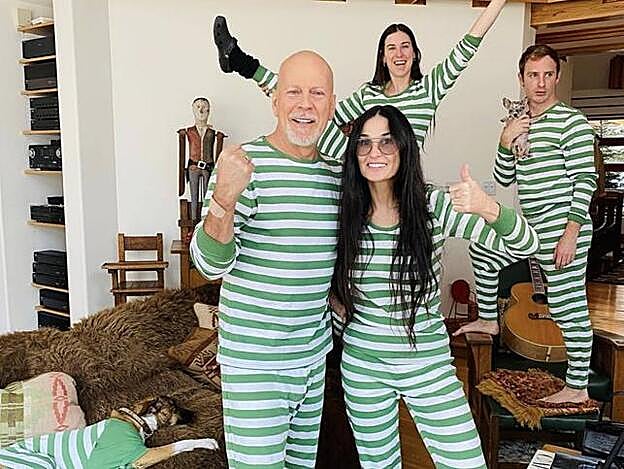 Bruce Willis junto a Demi Moore, con la familia detrás, demostrando lo bien que se llevan.
