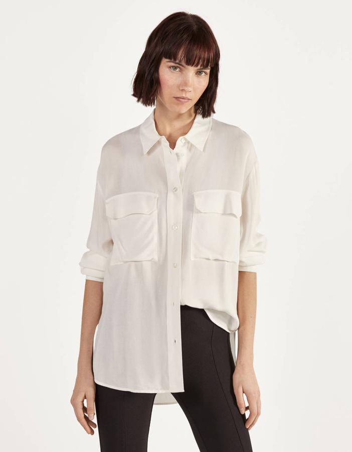 Vamos a tener que esperar a que vuelva, pero lo haremos con ganas porque el diseño relajado y los bolsillos con solapa en el pecho nos parecen ideales para combinar con unos jeans fit. Es de Bershka, está rebajada y de 15,99 euros ha pasado a 9,59 euros.