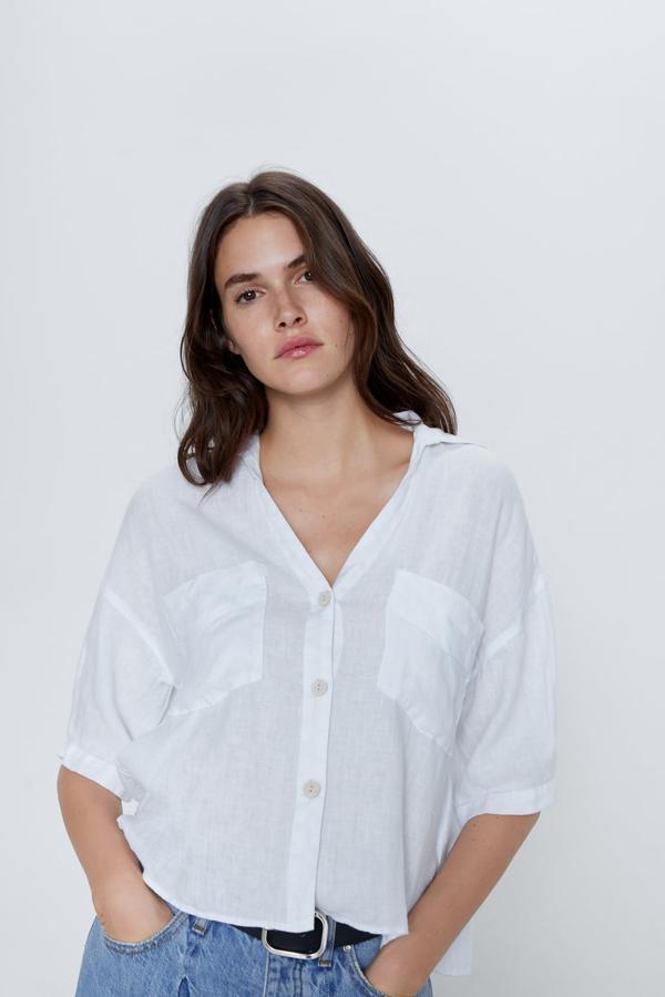 El lino no podía faltar en esta selección y la encargada de ponerlo es Zara con esta bonita camisa de diseño cropped y cuello solapa con bolsillos de plastrón en el pecho. Cuesta 19,95 euros y está disponible entre las tallas XS y XL.