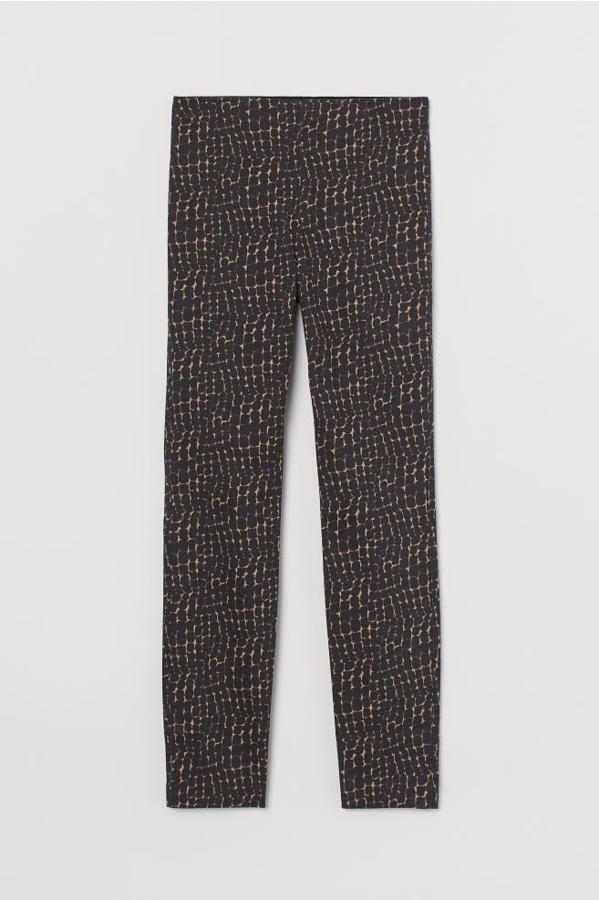 Las más comprometidas con la causa, y las clases de cross-fit, podrán apostar por este pantalón superelástico de H&M que se ajusta a nuestras piernas para estilizarlas. En estampado animal discreto, y muy negro, cuestan 14,99 euros y solo quedan en la talla 32.