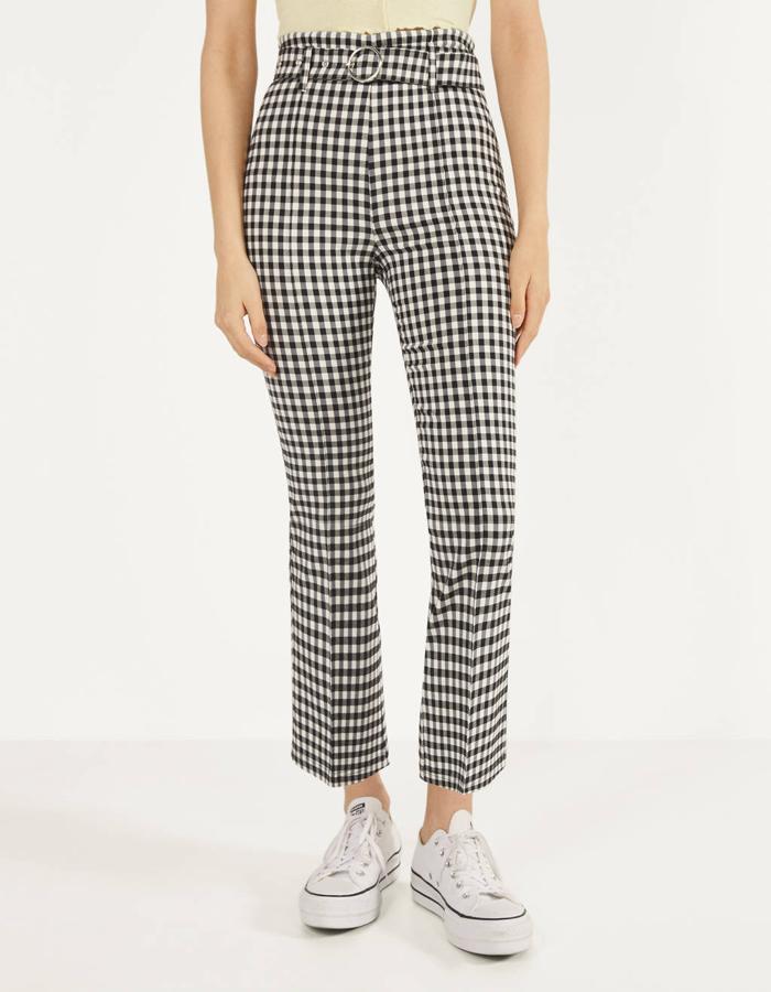 En una selección primaveral no podría faltar un clásico de temporada, el cuadro Vichy. Este es de Bershka, cuesta 22,99 euros y está disponible entre las tallas XS y XL.