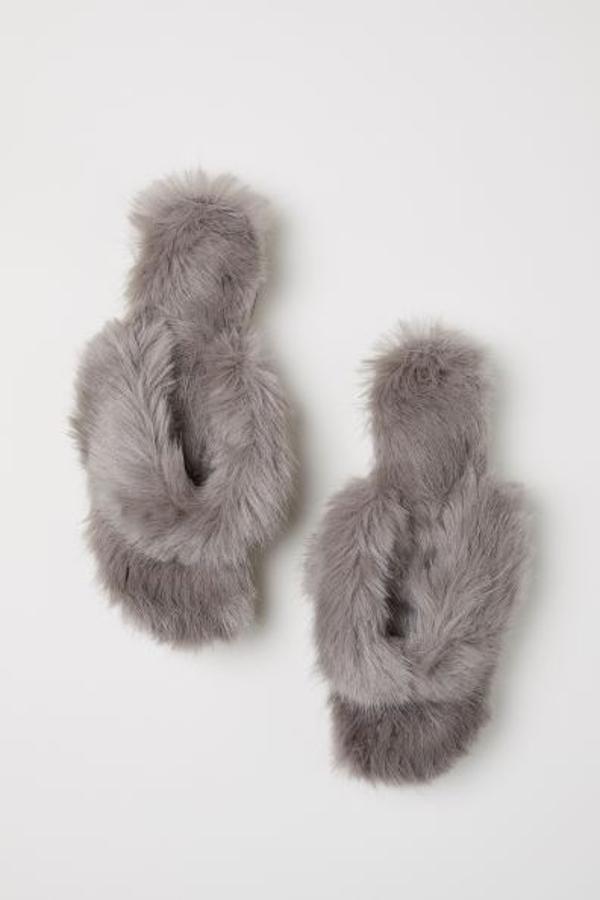 No tenemos muy claro si el pelo es muy apropiado para las temperaturas veraniegas, pero nos parecen una excelente opción para las noches más fresquitas. Disponibles en gris y teja, cuestan 29,99 euros y están disponible entre los números 35 y 42, menos en el 36.