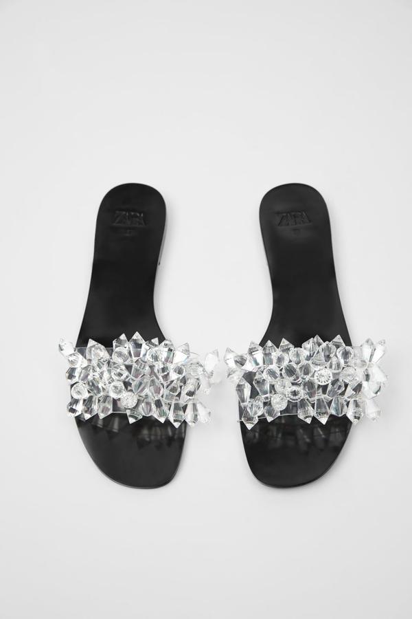 Para nuestras noches de fiesta más cómodas estas sandalias tipo pala transparentes de Zara. Con detalle de piedras geométricas en el empeine, cuestan 35,95 euros y está disponible entre los números 35 y 42.