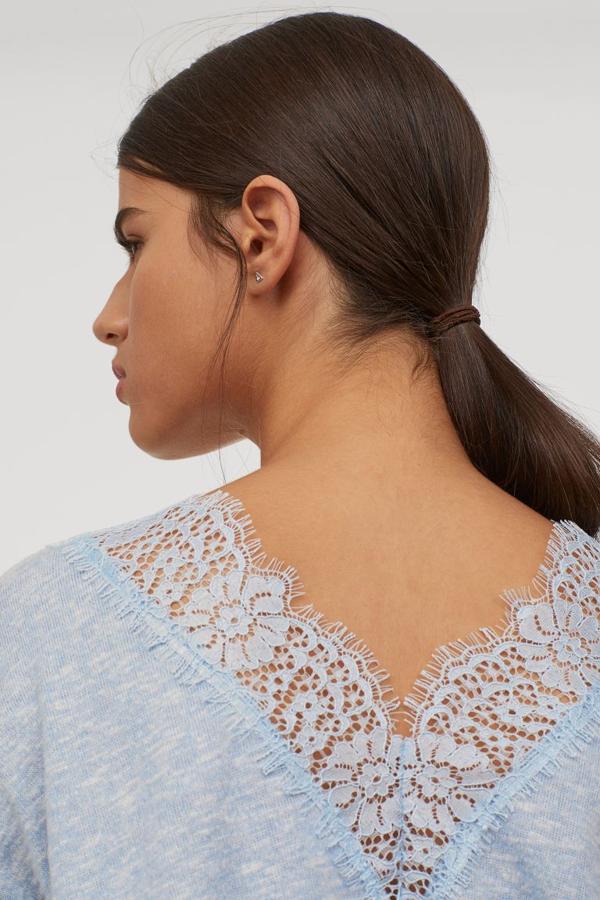 Jersey azul bebé con encaje en la espalda. De H&M, (19,99 euros).