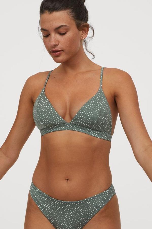 Otra de las propuesta de H&M es este top de bikini de triángulo con relleno extraíble que moldea el busto. Con tirantes finos y cierre de metal en la espalda, el top cuesta 14,99 euros, disponible entre las tallas 32 y 50, y la braguita a juego 9,99 euros. En el mismo diseño también existen las versiones balconette y tiras con volantes.