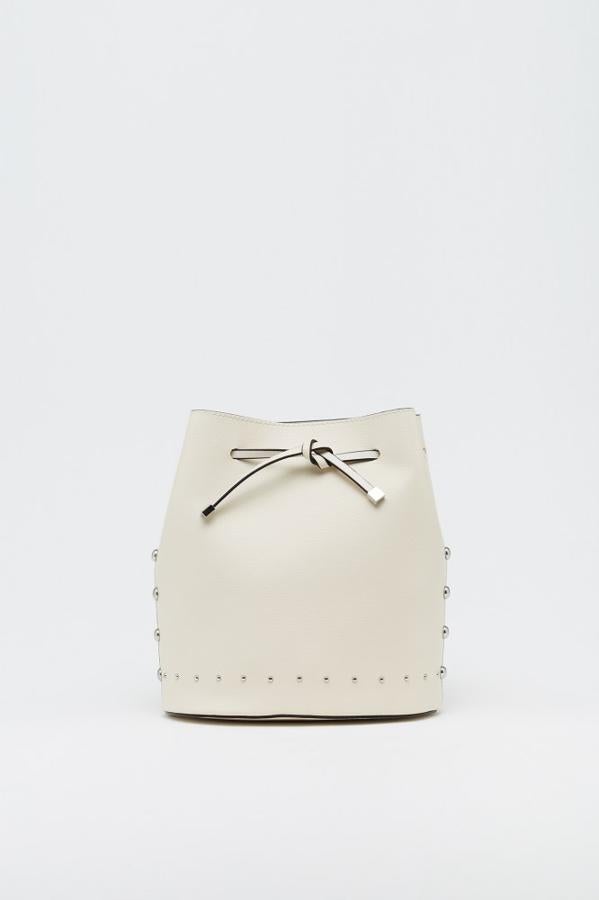 En color blanco, con tachas plateadas a lo largo del saco, este bolso de Sfera tiene un precio de 16,99 euros.