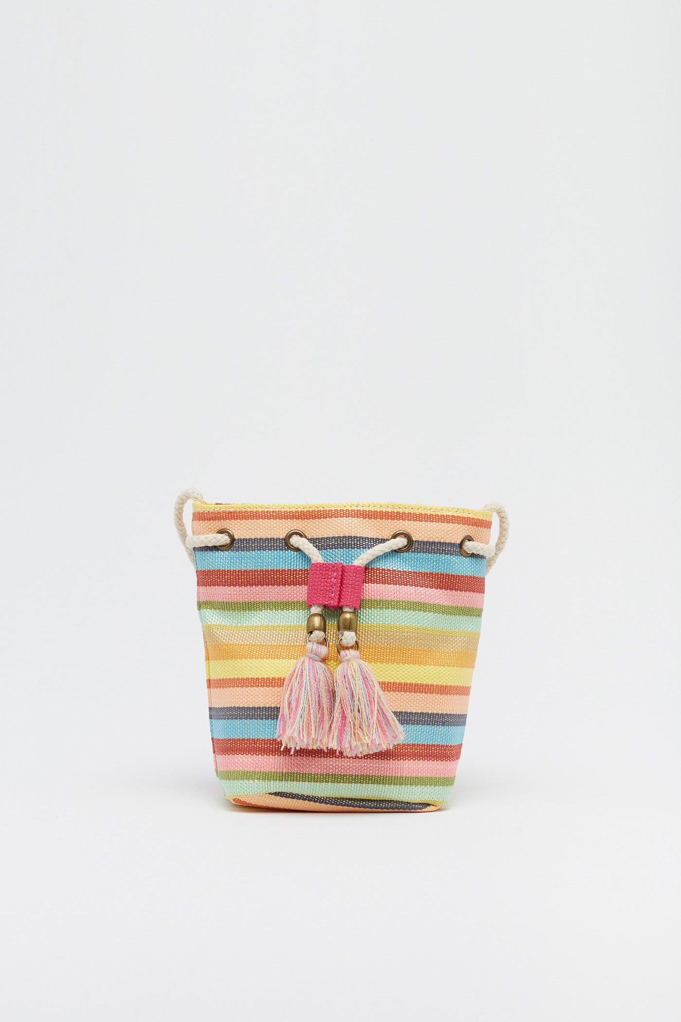 Con cierre de cordón y flecos, este primaveral bolso saco con rayas horizontales de colores es de Sfera y tiene un precio de 12,99 euros.