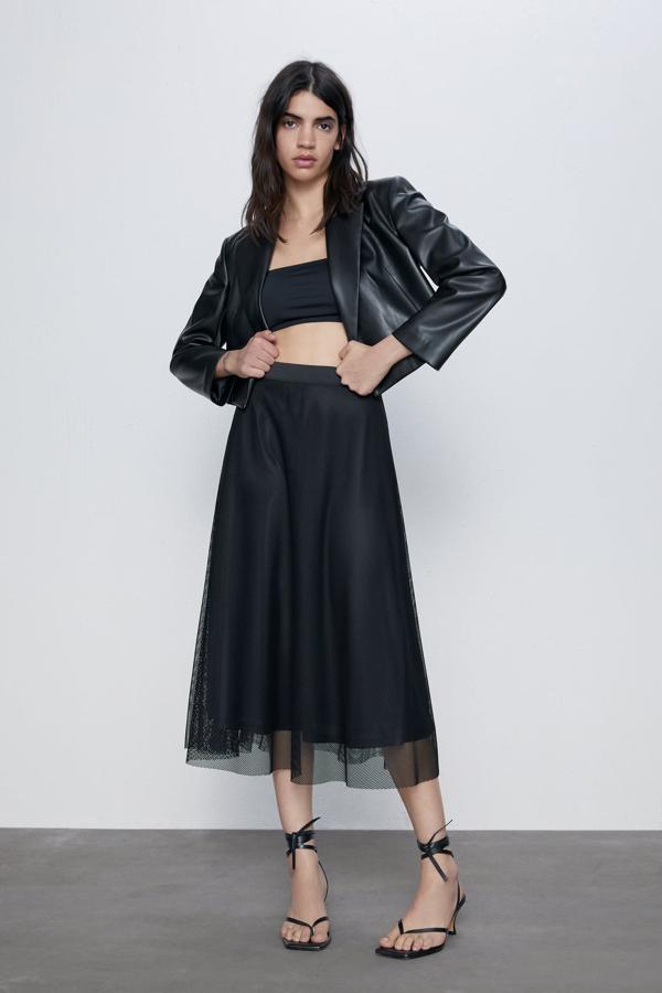 Con cintura elástica y línea evasé, esta falda de red en color negro de Zara es otra de nuestras favoritas. Disponible en las tallas S, M y L, cuesta 19,95 euros.