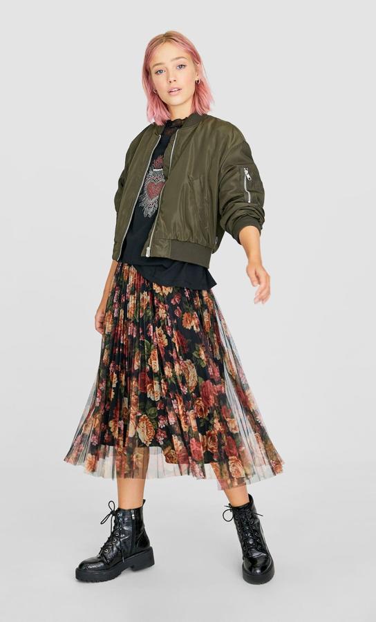 El tul se coló en las midi en invierno, y en primavera se ha adaptado a las circunstancias florales con mucho estilo, tal y como demuestra esta falda plisada de Stradivarius. Cuesta 19,99 euros y está disponible en las tallas XS, S y M, aunque en las dos primeras se está agotando.