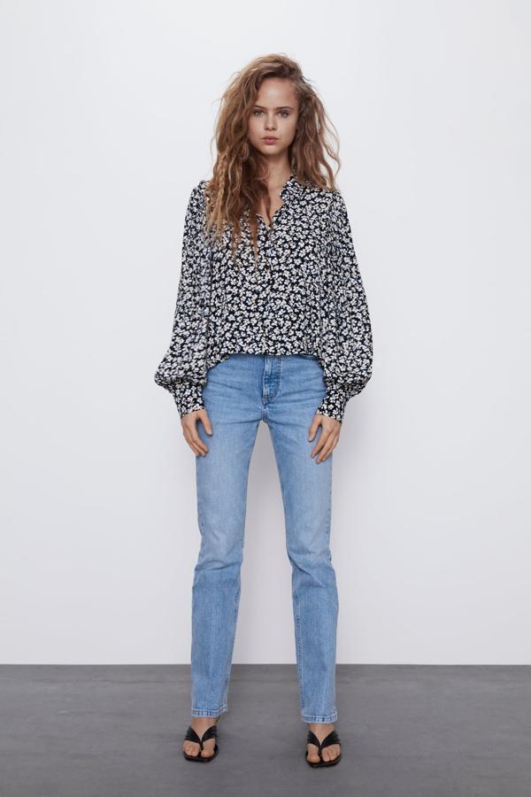 Con cuello de solapa y mangas abullonadas acabadas en puño, esta camisa estampada en negro y blanco tenía un precio de 22,95 euros y ahora 12,99 euros. Solo está disponible en la talla XS.