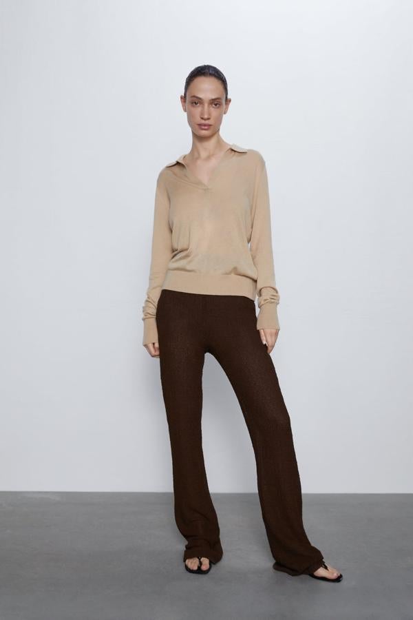 El beige siempre es una opción a tener en cuenta para los estilismos en tonos oscuros, y este jersey con cuello polo se ha quedado en 9,99 euros, cuando costaba 19,95. Todavía queda en las tallas S, M y L.